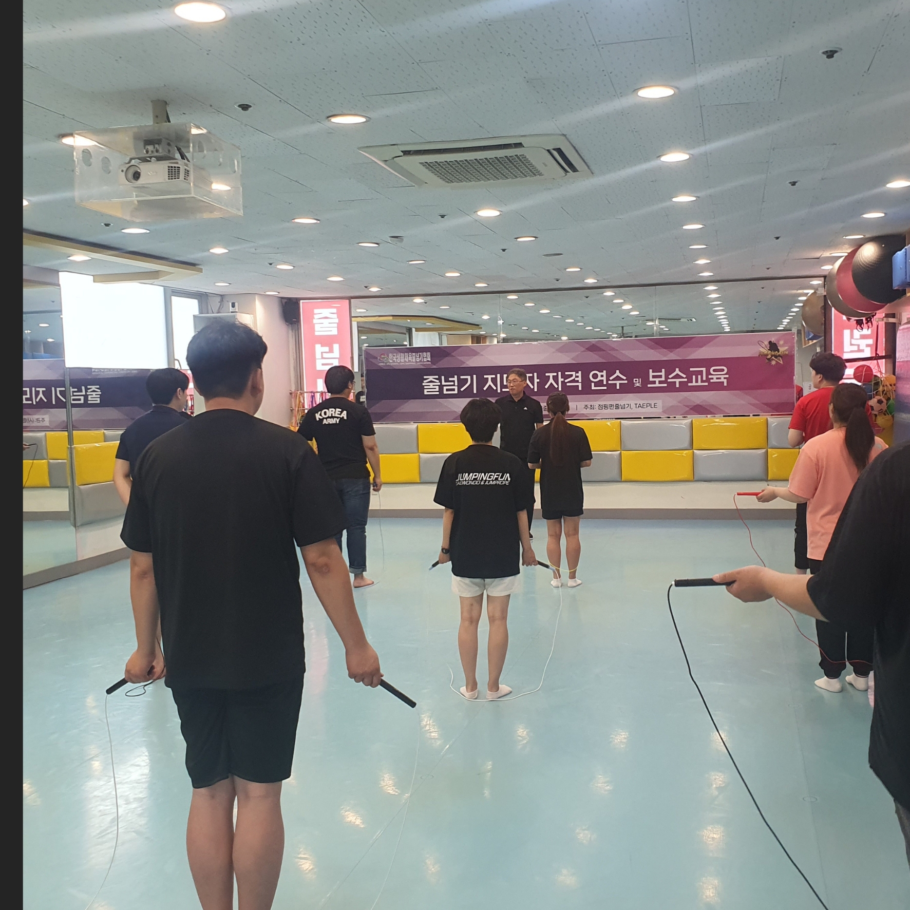 한국생활체육줄넘기협회 실제 세미나에서 참가자들이 지도자의 시범을 보며 연습하는 모습